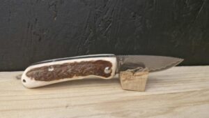 Couteau pliant lame de Damas et Bois de Cerf
