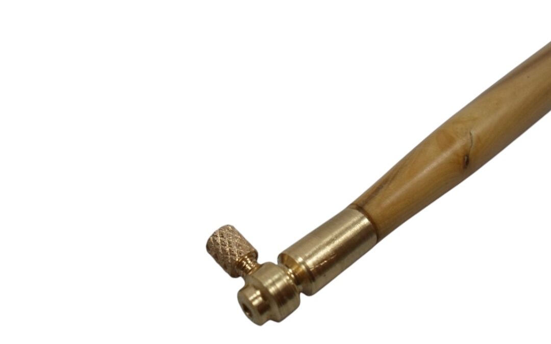 Fabrication artisanale d&rsquo;un crochet de Lunéville en bois